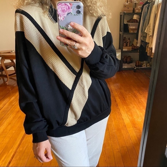 Vintage Tops - '80s ‘90s Vintage Collared Top Black Tan V Design
